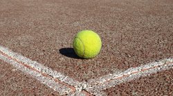 Tennisball auf Hartplatz